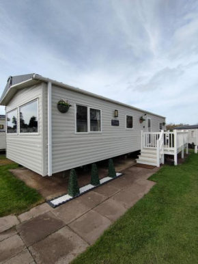 3 Bedroom Stylish Caravan - Vans With Business Sign Not Allowed